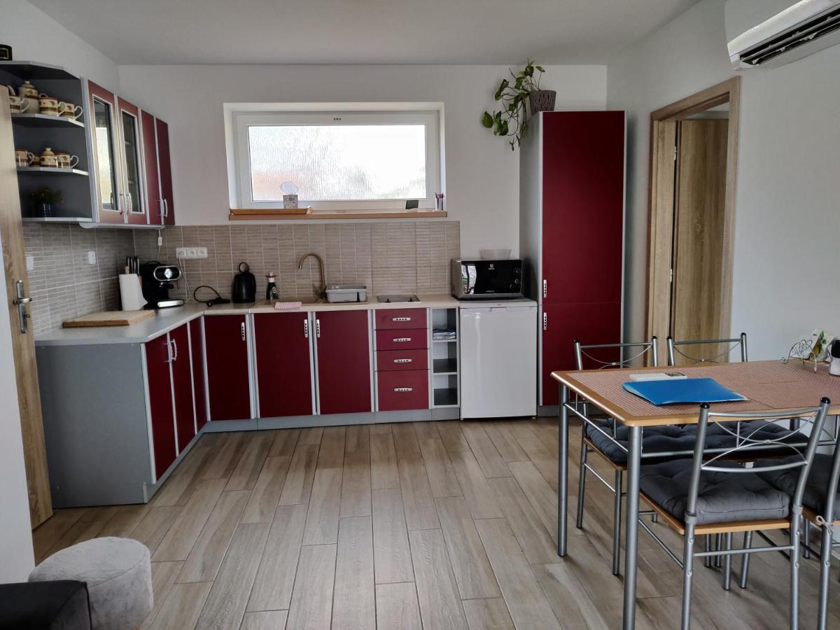 Apartman Pod Lipou - Samostatny Objekt Jaroměř Esterno foto
