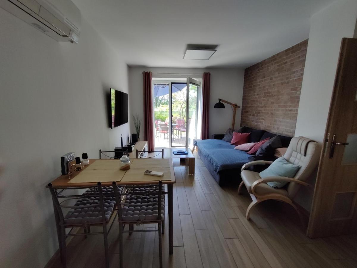 Apartman Pod Lipou - Samostatny Objekt Jaroměř Esterno foto