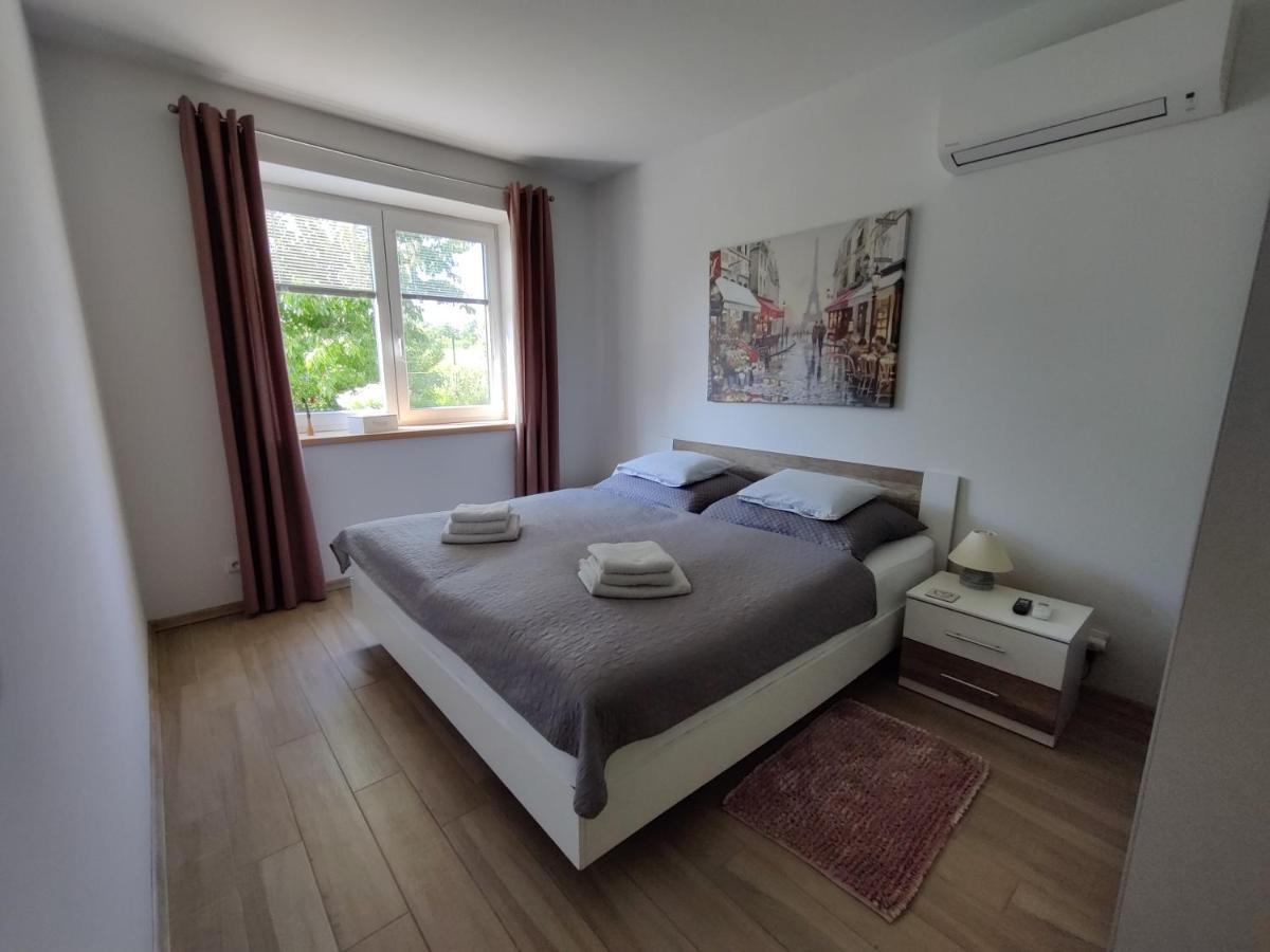 Apartman Pod Lipou - Samostatny Objekt Jaroměř Esterno foto