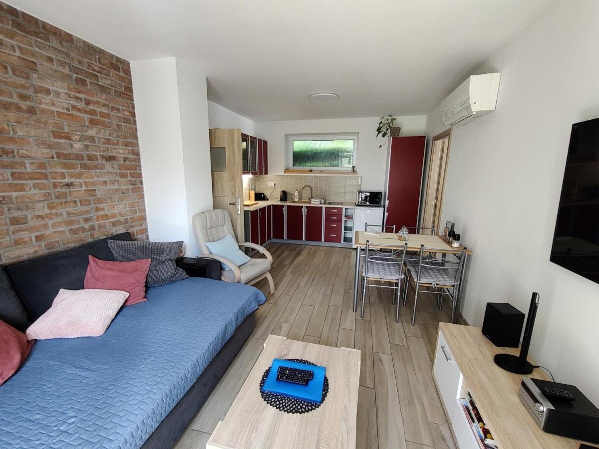 Apartman Pod Lipou - Samostatny Objekt Jaroměř Esterno foto
